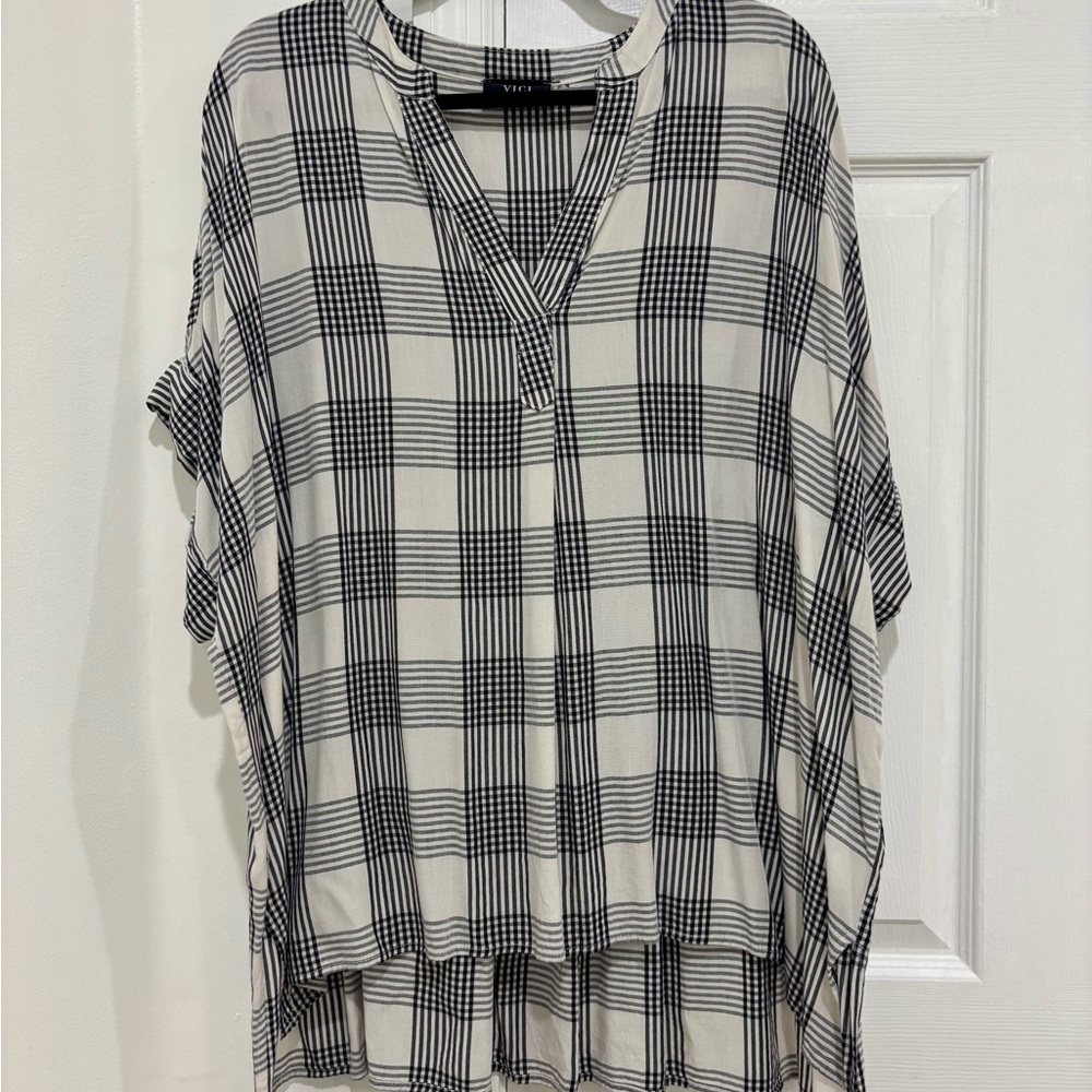 Vici Black and White Plaid Buttonless Tunic Blouse